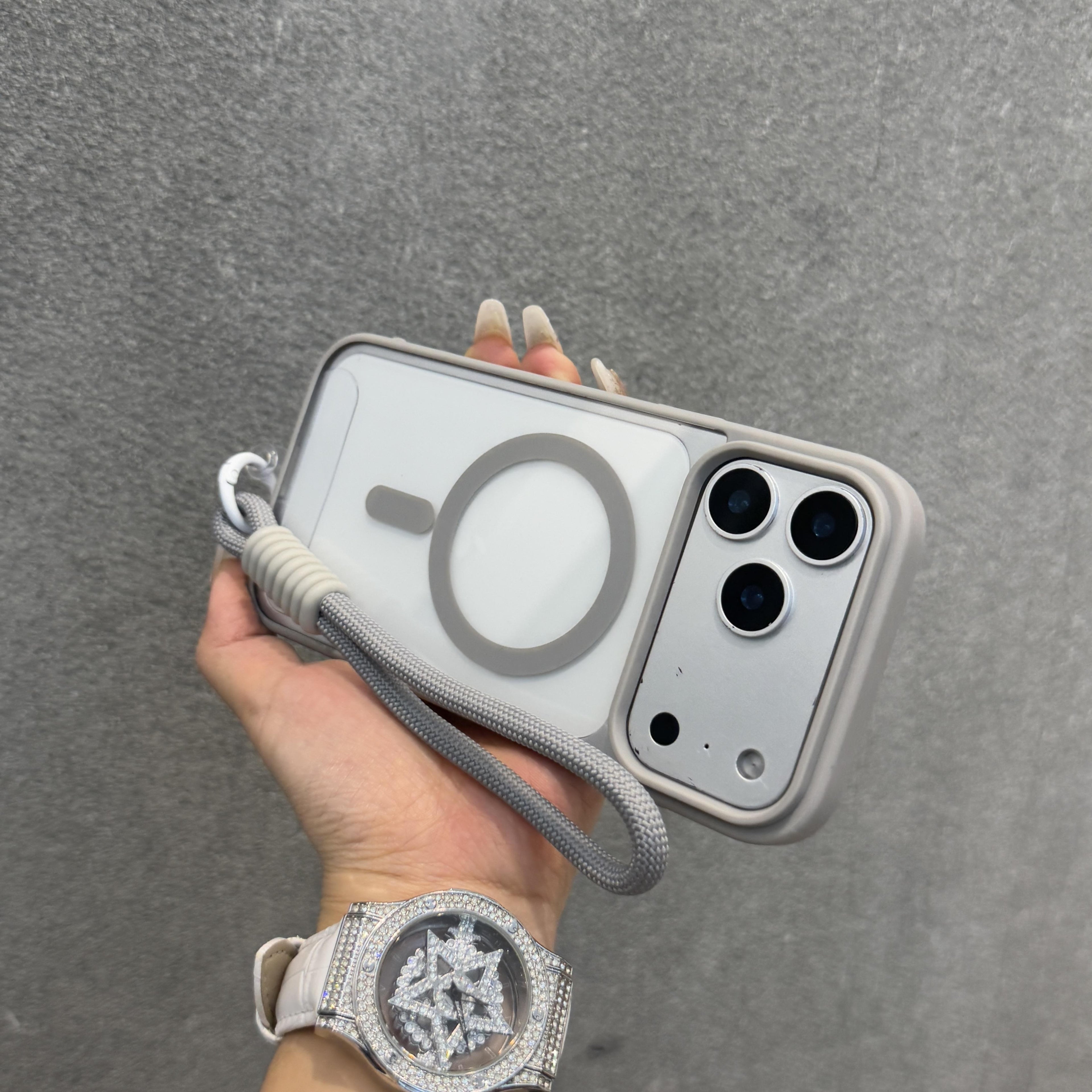 Funda Transparente Antigolpes con Correa y Carga Inalámbrica para iPhone